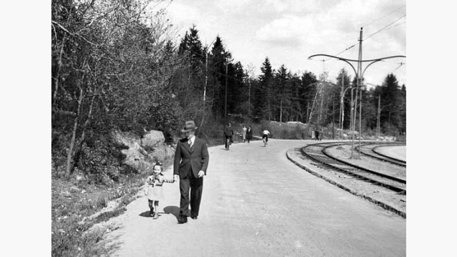 1939 Råsundavägen (dåvarande Stockholmsvägen) vid Näckrosen. Axel Skoglund promenerar med sonen Ingemar mot Sundbyberg.