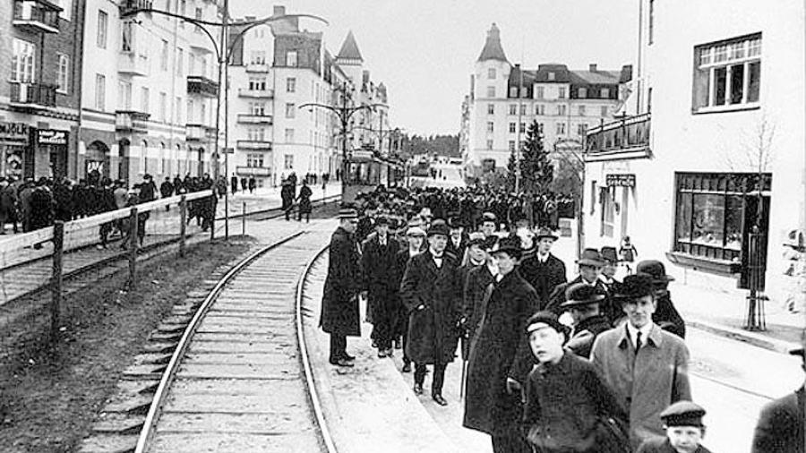 Spårvagn på ingång via Råsundavägen omkring 1920. Råsunda fick spårvägsförbindelse 1909 